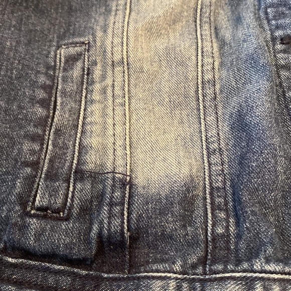 Washed Denim Jean Vest. Buttons and pockets at front. Juniors . Medium - Picture 10 of 10